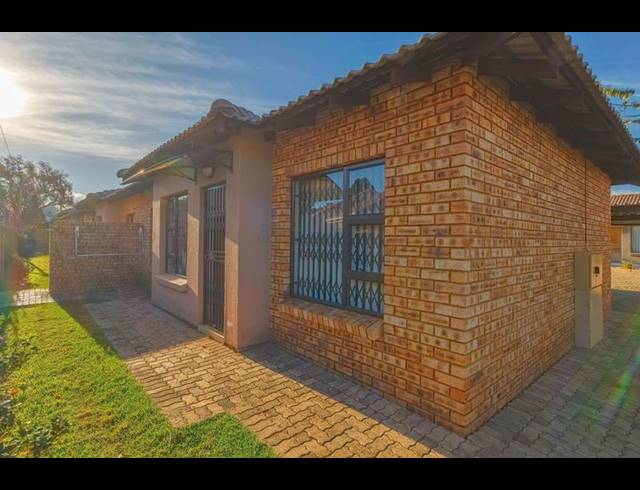 3 BEDROOM TOWNHOUSE FOR SALE IN DAWN PARK EXT